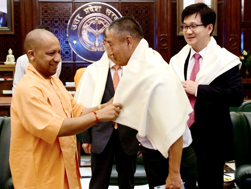 UPCM योगी आदित्यनाथ कोरिया गणराज्य के प्रतिनिधिमण्डल ने भेंट करते हुए
