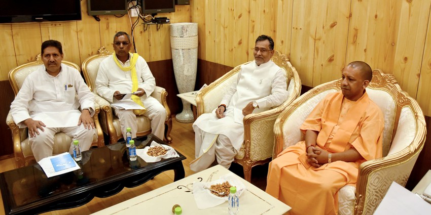 UPCM योगी आदित्यनाथ, विधानसभा अध्यक्ष ह्रदय नारायण दीक्षित, मंत्री सुरेश खन्ना और अन्य गणमान्य विधानसभा में आयोजित सर्वदलीय बैठक में मौजूद