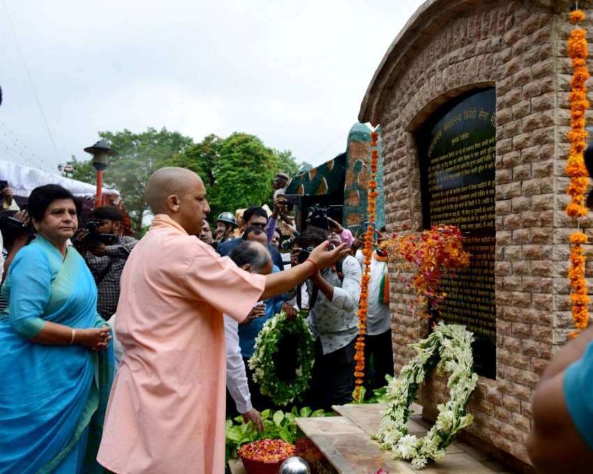 राज्यपाल और मुख्यमंत्री ‘कारगिल शहीद स्मृति वाटिका’ में शहीद सैनिकों की प्रतिमाओं पर पुष्प चढ़ाकर भावभीनी श्रद्धांजलि देते हुए