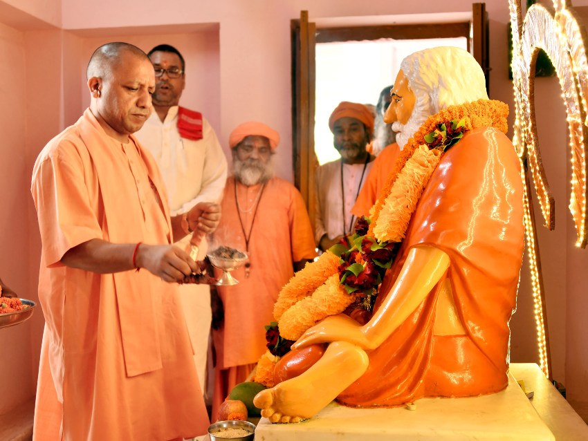 UPCM योगी आदित्यनाथ ने 16 जुलाई, 2019 को गोरखपुर में गुरु पूर्णिमा पर्व पर आयोजित कार्यक्रम को सम्बोधित किया