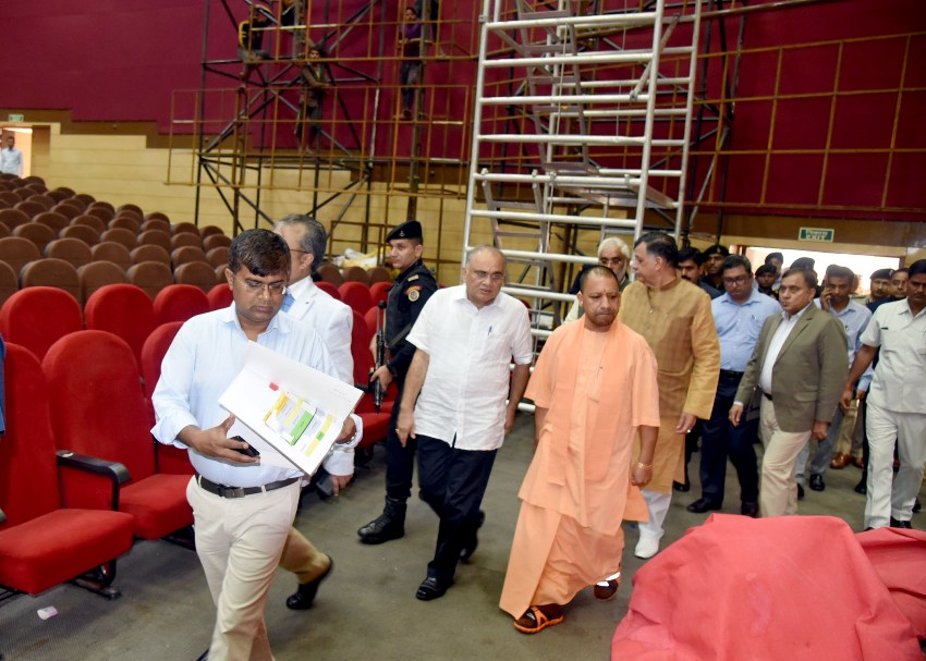 UPCM योगी आदित्यनाथ 25 जुलाई को इन्दिरा गाँधी प्रतिष्ठान में ग्राउंड ब्रेकिंग सेरेमनी-2 की व्यवस्थाओं के सम्बन्ध में निरीक्षण करते हुए