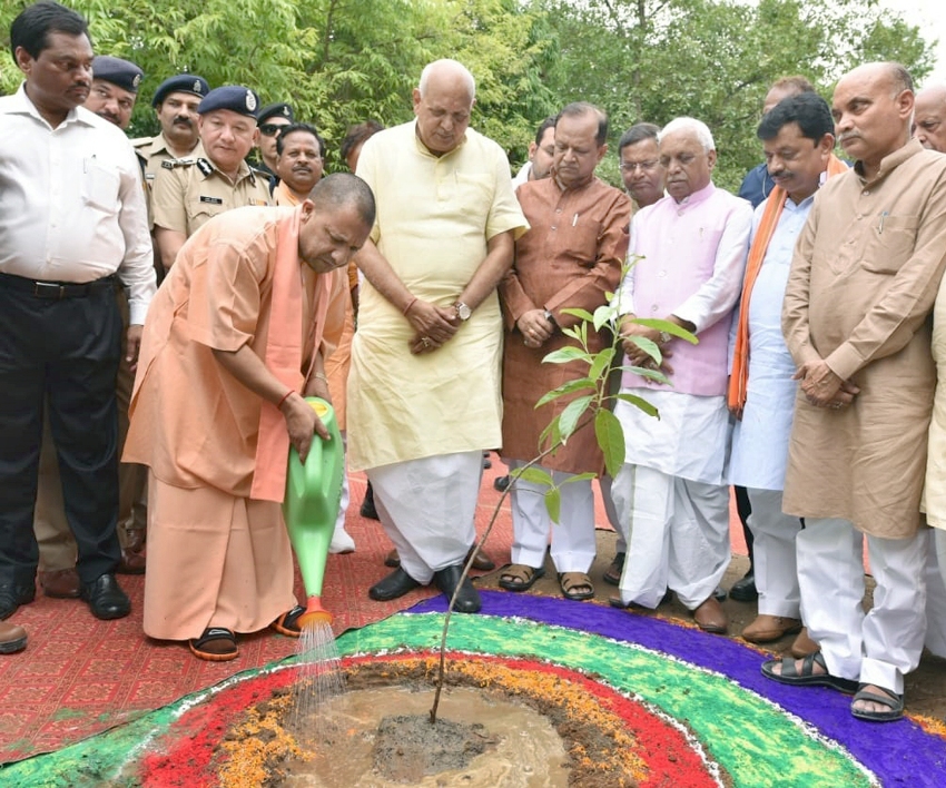 UPCM जनपद कुशीनगर में वृक्षारोपण करते हुए