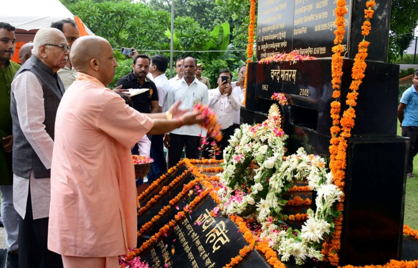 राज्यपाल और मुख्यमंत्री ‘कारगिल शहीद स्मृति वाटिका’ में शहीद सैनिकों की प्रतिमाओं पर पुष्प चढ़ाकर भावभीनी श्रद्धांजलि देते हुए