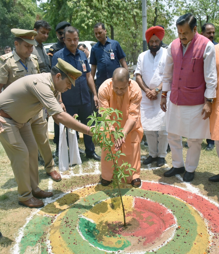 मुख्यमंत्री सर्किट हाउस में स्थापित अवन्तिका वाटिका में पौधरोपण करते हुए