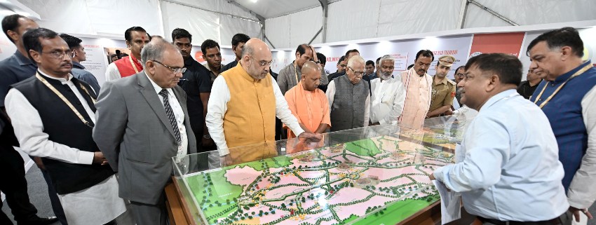 केन्द्रीय गृह मंत्री और मुख्यमंत्री प्रदर्शनी का अवलोकन करते हुए