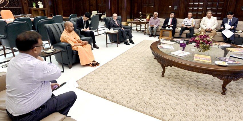 UPCM योगी आदित्यनाथ कोरिया गणराज्य के प्रतिनिधिमण्डल ने भेंट करते हुए