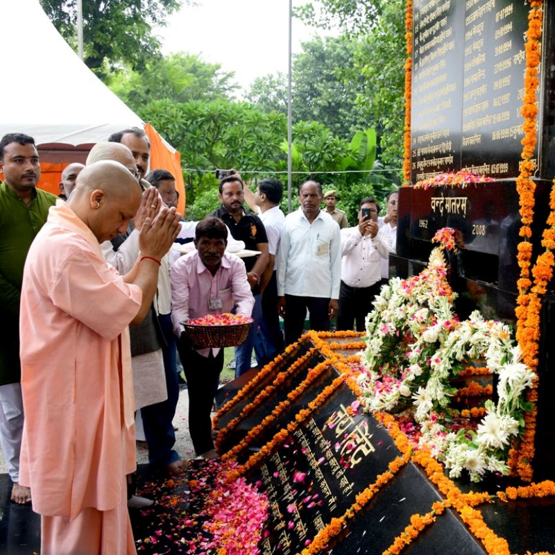 राज्यपाल और मुख्यमंत्री ‘कारगिल शहीद स्मृति वाटिका’ में शहीद सैनिकों की प्रतिमाओं पर पुष्प चढ़ाकर भावभीनी श्रद्धांजलि देते हुए