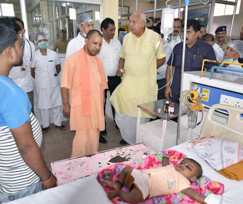 UPCM जनपद कुशीनगर में अस्पताल का निरीक्षण करते हुए