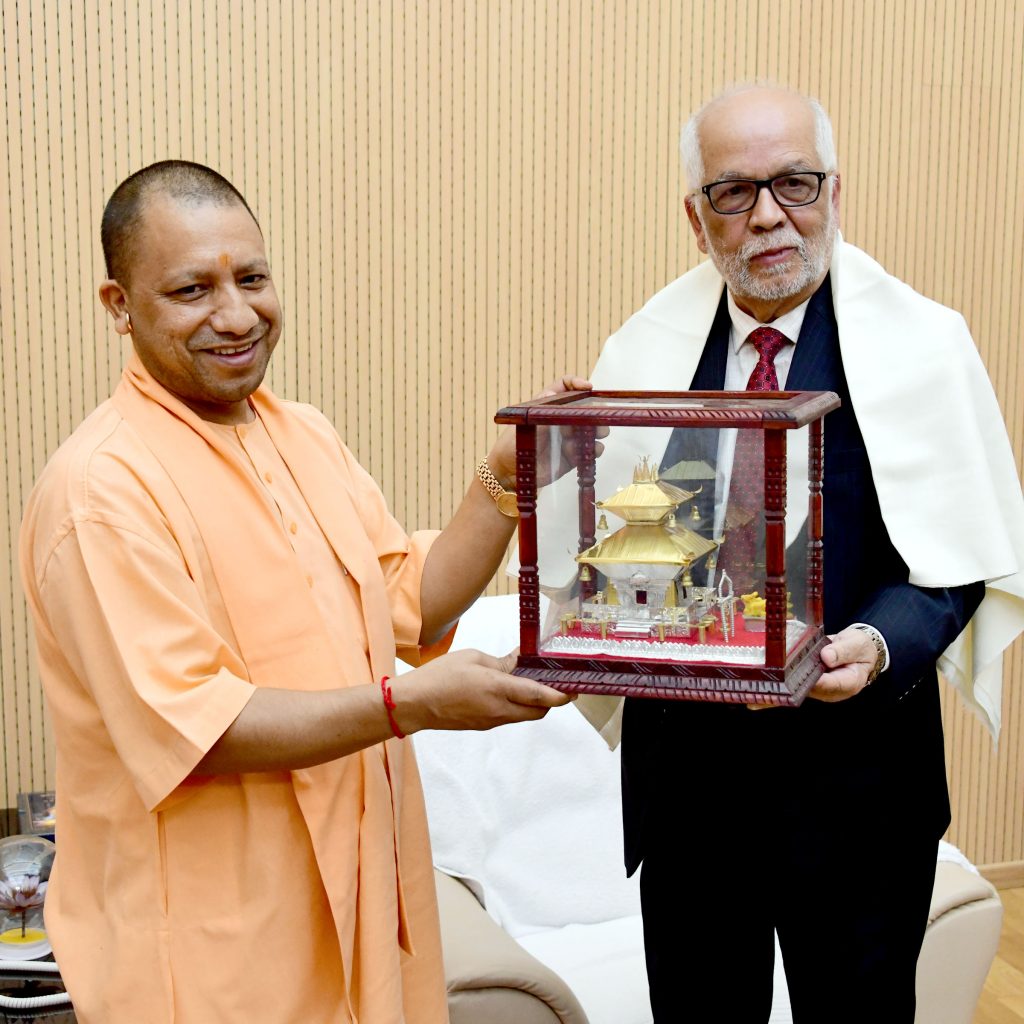 UPCM योगी आदित्यनाथ को नेपाल के राजदूत नीलांबर आचार्य स्मृति भेंट करते हुए