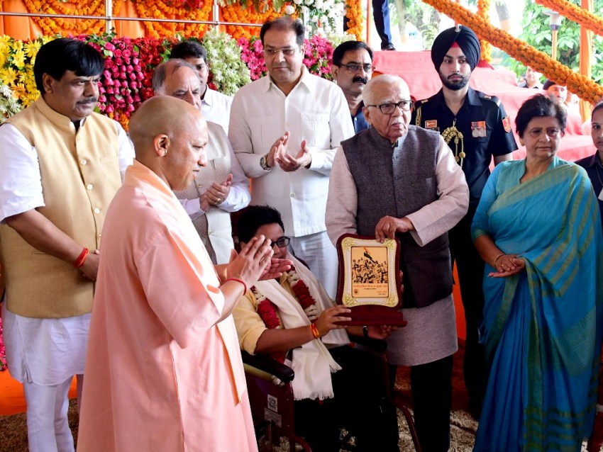 UPCM ‘कारगिल विजय दिवस’ पर शहीदों और स्वतंत्रता संग्राम सेनानियों के परिवारीजनों को सम्मानित करते हुए