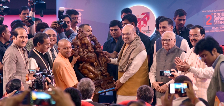 मुख्यमंत्री मुख्य अतिथि अमित शाह को गणेश जी की प्रतिमा प्रतीक स्वरूप भेंट करते हुए