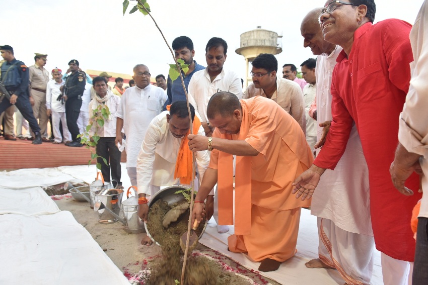 UPCM योगी आदित्यनाथ गोरखपुर में वृक्षारोपण करते हुए