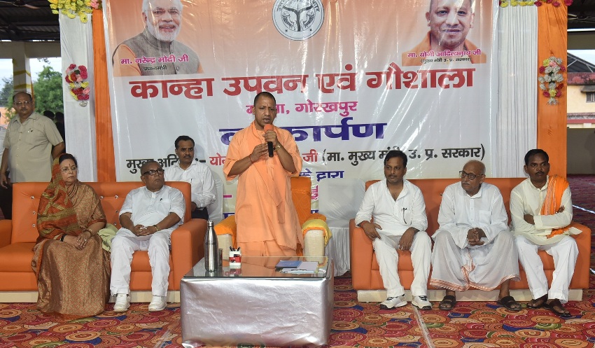 UPCM योगी आदित्यनाथ गोरखपुर में कार्यक्रम को संबोधित करते हुए