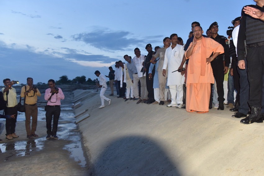 UPCM योगी आदित्यनाथ गोरखपुर में निर्माणाधीन घाट का निरीक्षण करते हुए