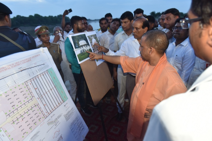 UPCM योगी आदित्यनाथ गोरखपुर में निर्माणाधीन घाट का निरीक्षण करते हुए