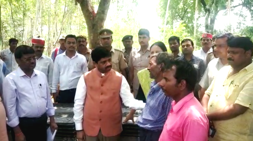 मंत्री नन्द गोपाल नन्दी रायबरेली में मृतक और पीड़ितों के परिवारजनों से मुलाकात करते हुए