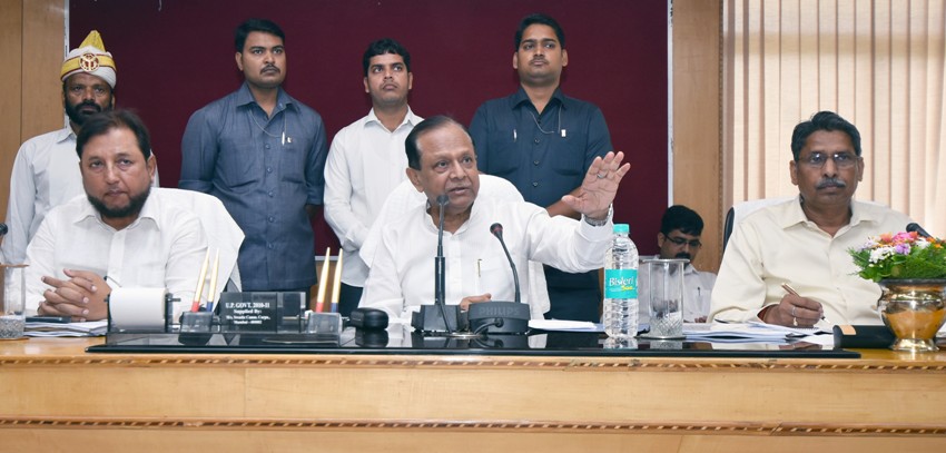 मंत्री मोती सिंह ने योजना भवन में ग्रामीण अभियन्त्रण विभाग की समीक्षा बैठक की