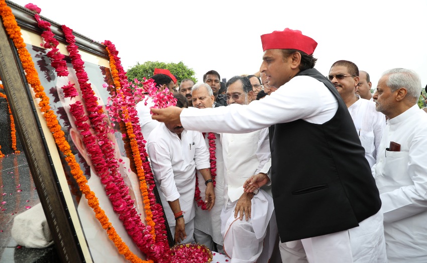 पूर्व मुख्यमंत्री ने जनेश्वर मिश्र की 86वीं जयंती पर उनकी प्रतिमा पर माल्यार्पण किया