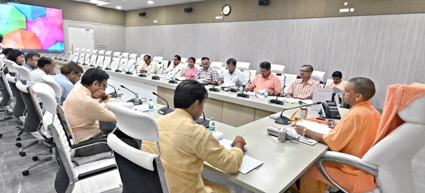 UPCM योगी डाॅ. शकुन्तला मिश्रा राष्ट्रीय पुनर्वास विश्वविद्यालय की सामान्य परिषद की 6वीं बैठक की अध्यक्षता करते हुए
