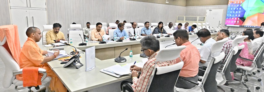 UPCM योगी डाॅ. शकुन्तला मिश्रा राष्ट्रीय पुनर्वास विश्वविद्यालय की सामान्य परिषद की 6वीं बैठक की अध्यक्षता करते हुए