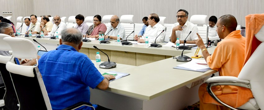 UPCM योगी आदित्यनाथ कर-करेत्तर राजस्व प्राप्तियों की समीक्षा करते हुए