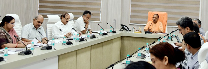 UPCM योगी आदित्यनाथ कर-करेत्तर राजस्व प्राप्तियों की समीक्षा करते हुए