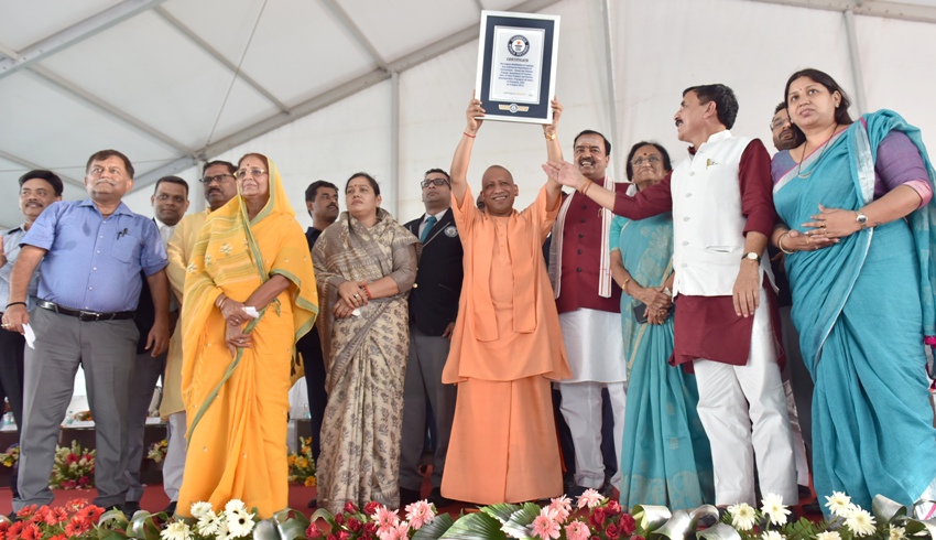 UPCM योगी बोले वृक्षारोपण कर आने वाली पीढ़ी को स्वच्छ वातावरण देना होगा