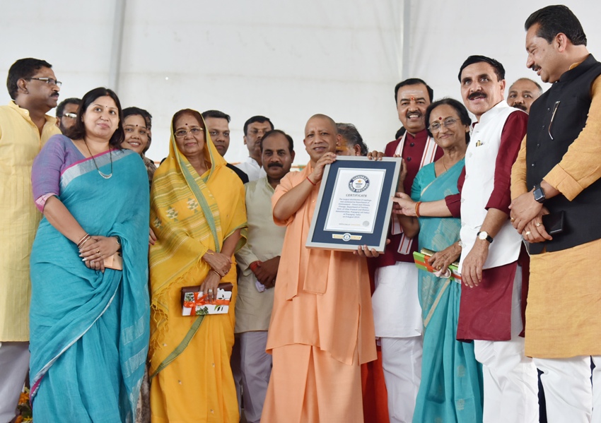 UPCM योगी प्रयागराज में प्रमाण पत्र प्रदान करते हुए