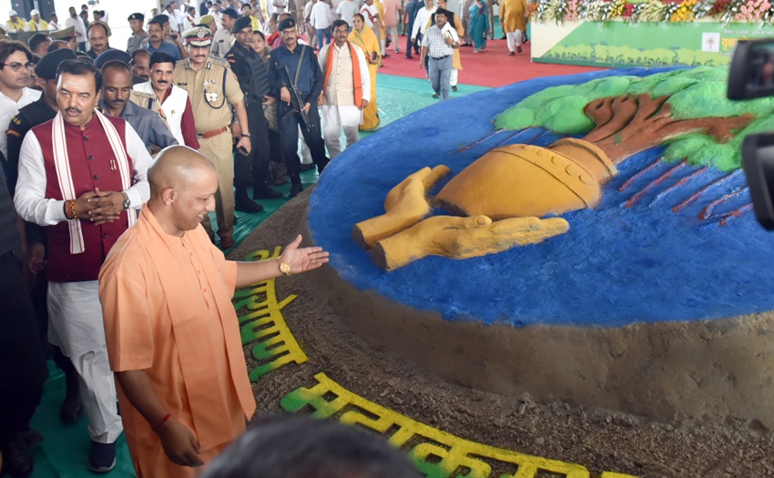 UPCM योगी प्रयागराज में प्रदर्शनी को देखते हुए