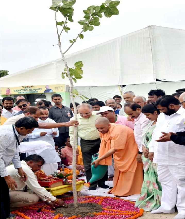 UPCM योगी आदित्यनाथ ने ‘वृक्षारोपण महाकुम्भ’ का शुभारम्भ किया