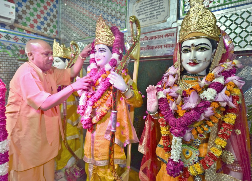 UPCM योगी आदित्यनाथ 13 सितम्बर, 2019 को चित्रकूट में दर्शन करते हुए