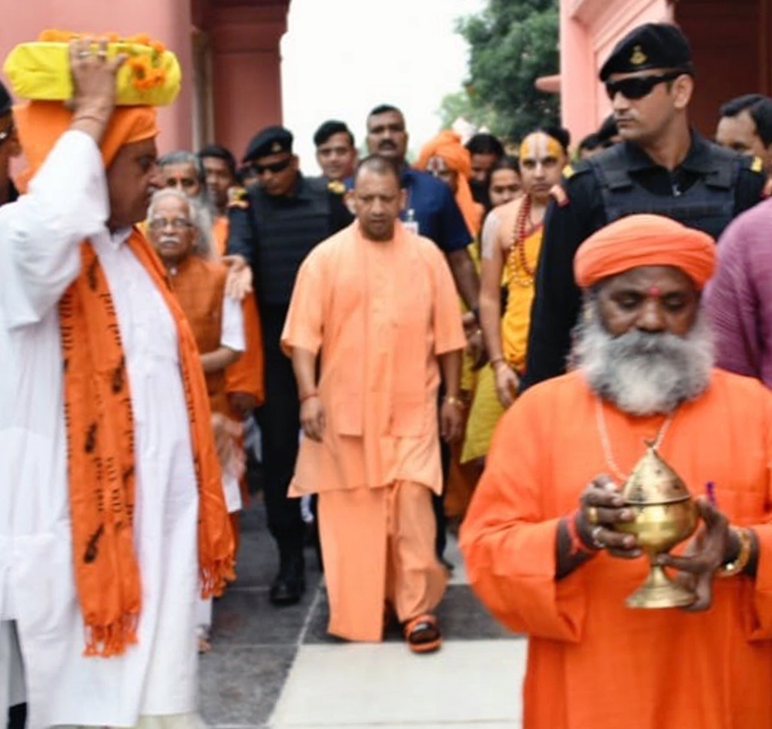 UPCM योगी गोरखपुर में गोरक्षनाथ मंदिर में पूजा-अर्चना करते हुए