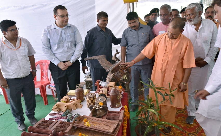 UPCM योगी प्रदर्शनी का अवलोकन करते हुए