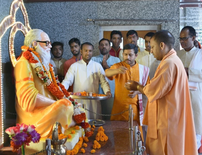 UPCM योगी गोरखपुर में गोरक्षनाथ मंदिर में पूजा-अर्चना करते हुए