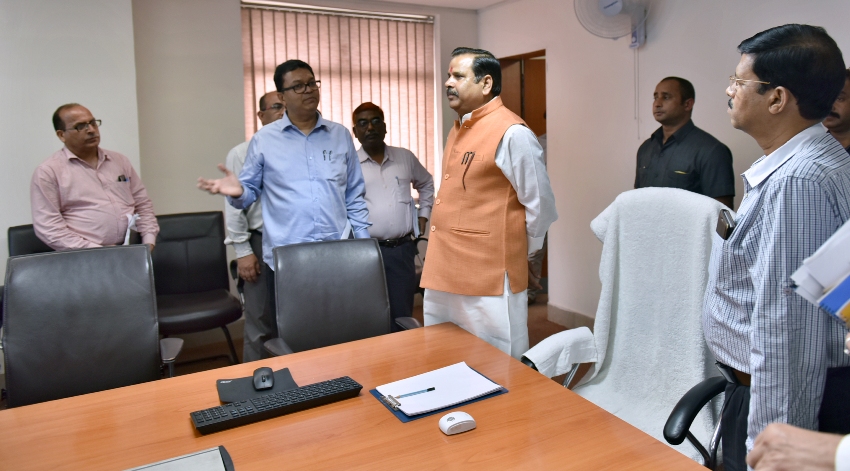 जल शक्ति मंत्री ने कमाण्ड़ व कंट्रोल सेन्टर में आयोजित प्रमुख योजनाओं की प्रस्तुतीकरण की समीक्षा की