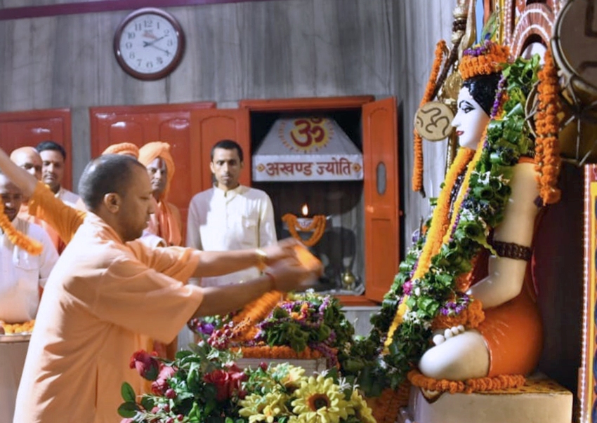 UPCM योगी गोरखपुर में गोरक्षनाथ मंदिर में पूजा-अर्चना करते हुए