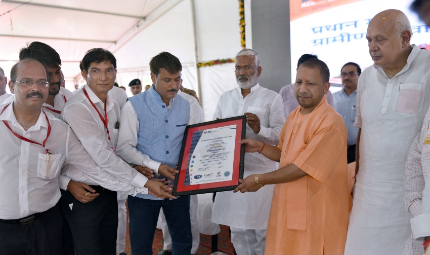 UPCM योगी सहारनपुर में कार्यक्रम के दौरान लाभार्थियों को प्रमाण पत्र प्रदान करते हुए