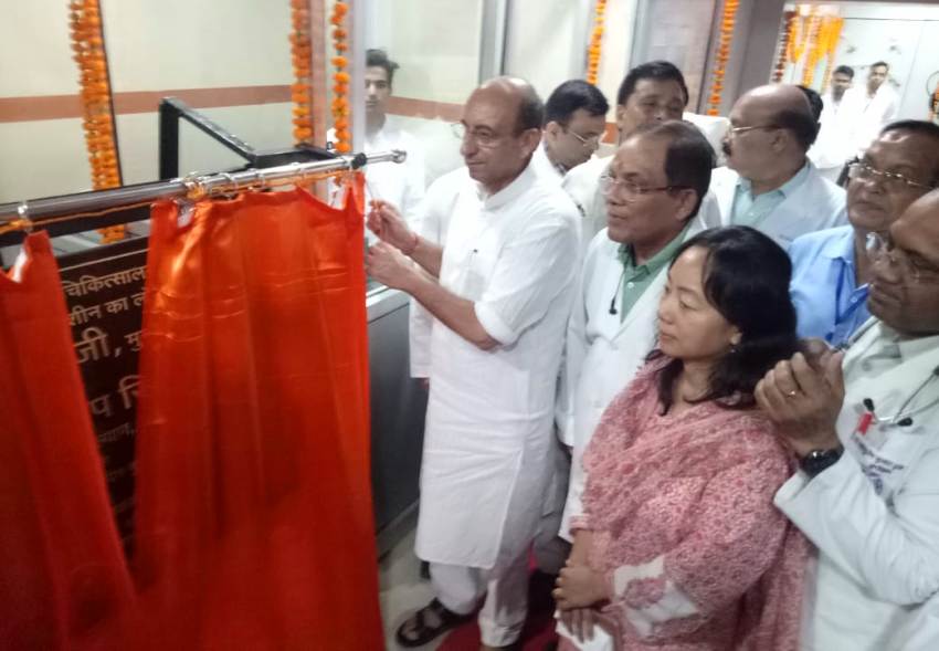 मंत्री जय प्रताप सिंह ने सिविल चिकित्सालय में नई सी.टी. स्कैन मशीन का लोकार्पण किया
