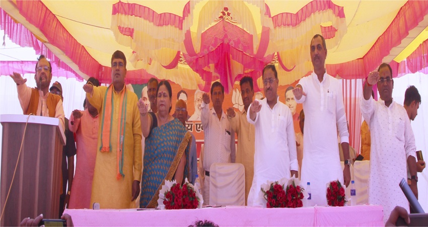 मंत्री सुरेश कुमार खन्ना ने लखनऊ वासियों को झाड़ू लगाकर स्वच्छता का संदेश दिया