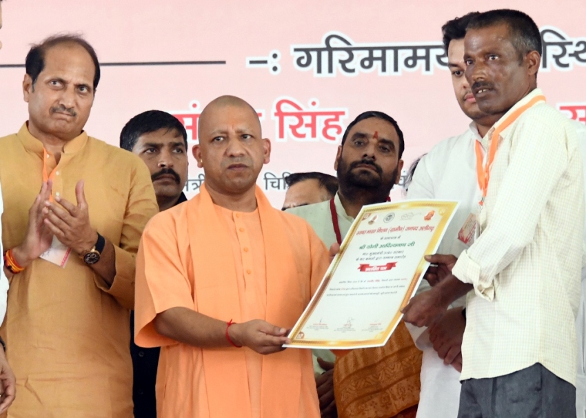 UPCM अलीगढ़ में लाभार्थियों को प्रमाण पत्र वितरित करते हुए