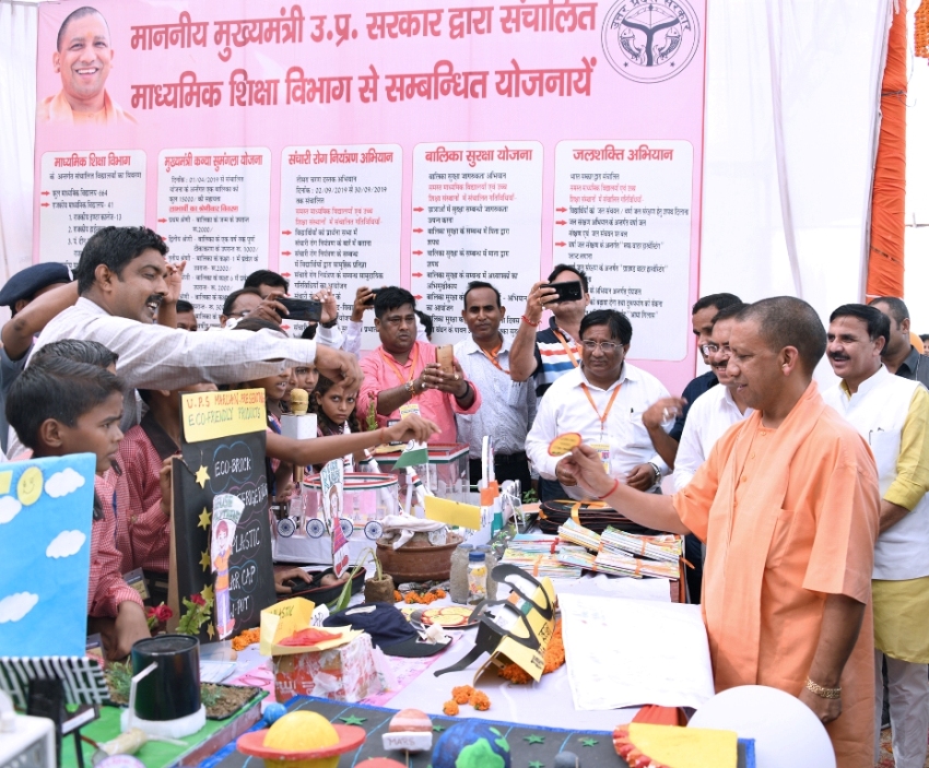 UPCM प्रतापगढ़ में प्रदर्शनी का अवलोकन करते हुए