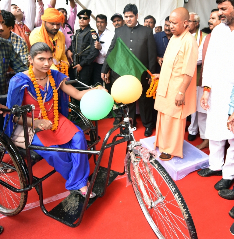 UPCM योगी चित्रकूट में दिव्यांगजन को ट्राईसाइकिल प्रदान करते हुए