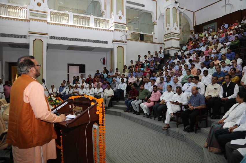 चिकित्सा शिक्षा मंत्री सुरेश कुमार खन्ना ने #KGMU के चिकित्सकों से मुलाकात की