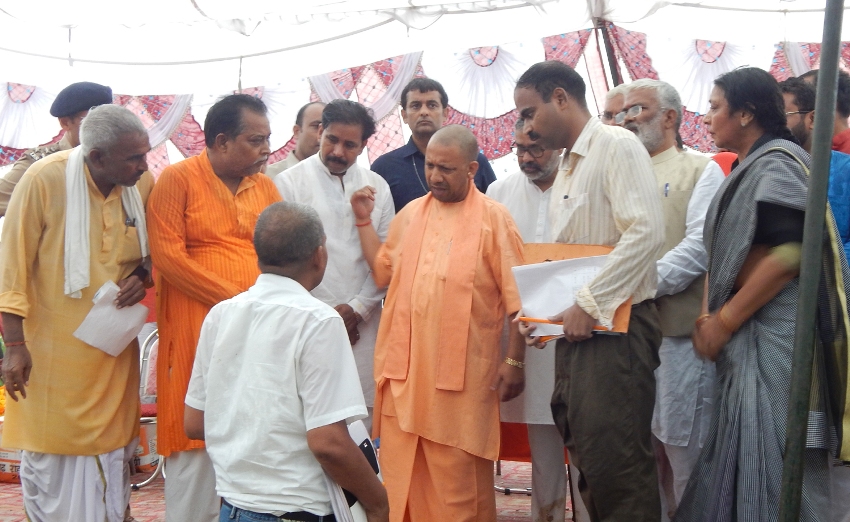 UPCM योगी बलिया में बाढ़ पीड़ितों को राहत सामग्री का वितरण करते हुए