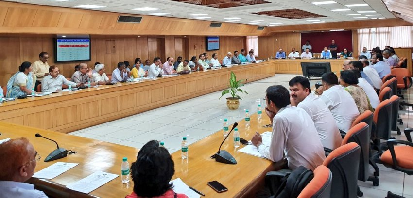 जलशक्ति मंत्री डा. महेन्द्र सिंह ने योजना भवन में भूगर्भ जल विभाग की समीक्षा की