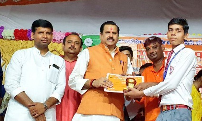 मंत्री डॉ. महेंद्र सिंह ने 'प्रतिभा सम्मान समारोह' में मेधावी छात्रों को सम्मानित किया
