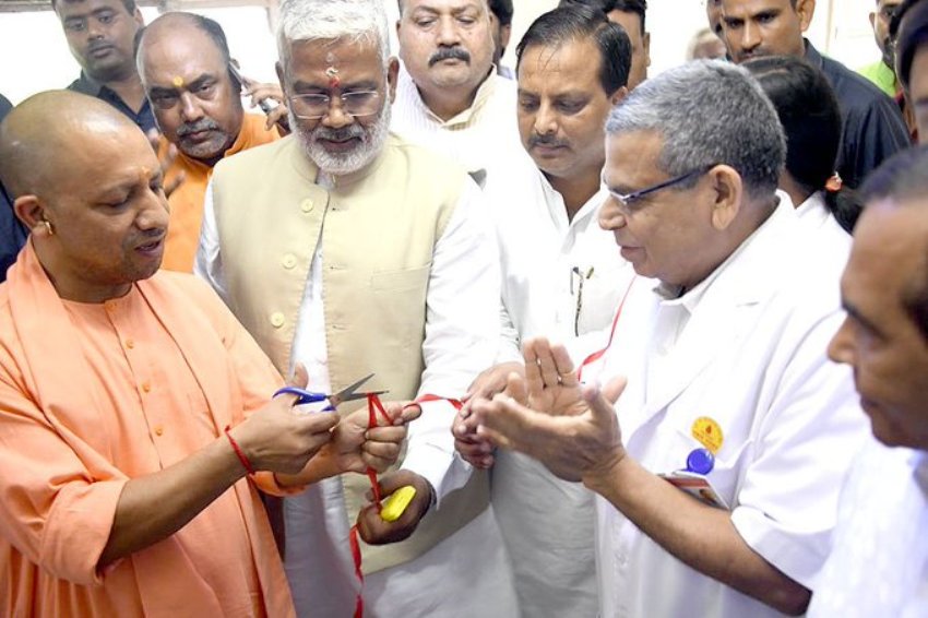 UPCM ने #PM_मोदी के जन्मदिन के अवसर पर गुरु श्री गोरक्षनाथ चिकित्सालय के ब्लड बैंक में आयोजित रक्तदान शिविर का उद्घाटन किया