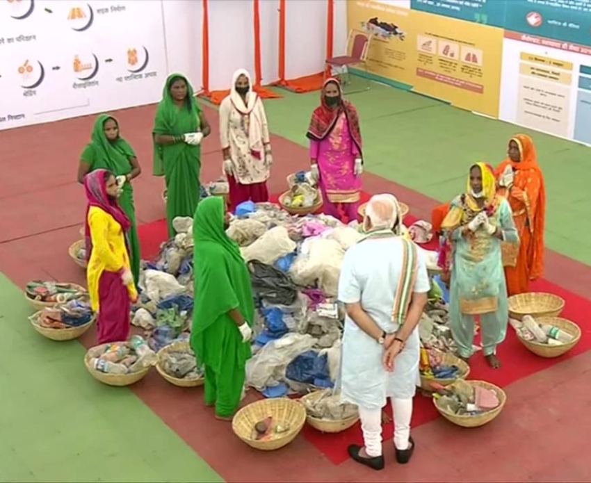 #PM_मोदी ने मथुरा में विभिन्न योजनाओं का शुभारम्भ करते हुए