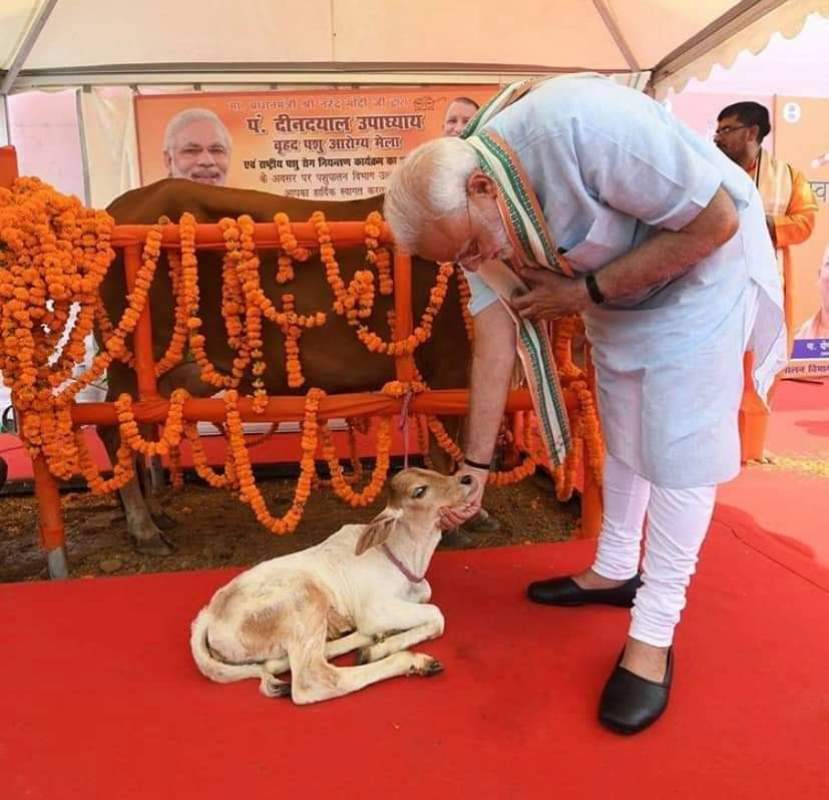 प्रधानमंत्री मथुरा में ‘राष्ट्रीय पशु रोग निवारण कार्यक्रम’ का शुभारम्भ करते हुए
