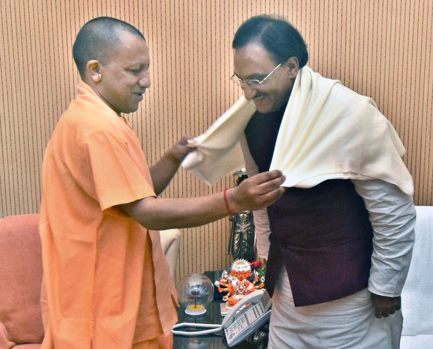 UPCM योगी आदित्यनाथ ने अपने आवास पर केंद्रीय मानव संसाधन विकास मंत्री रमेश पोखरियाल निशंख से मुलाकात की